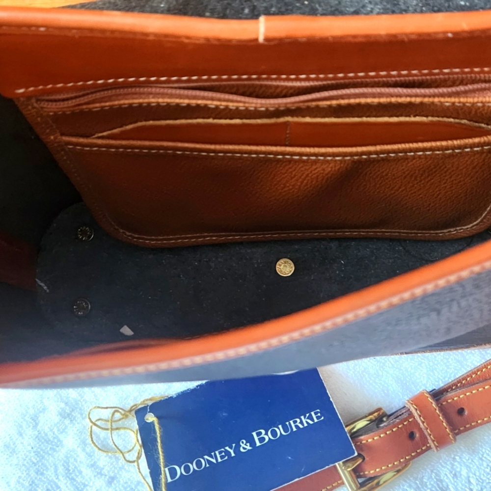 Dooney & Bourke Vintage  "Duck" Black and Tan Shoulder Bag - Picture 10 of 10